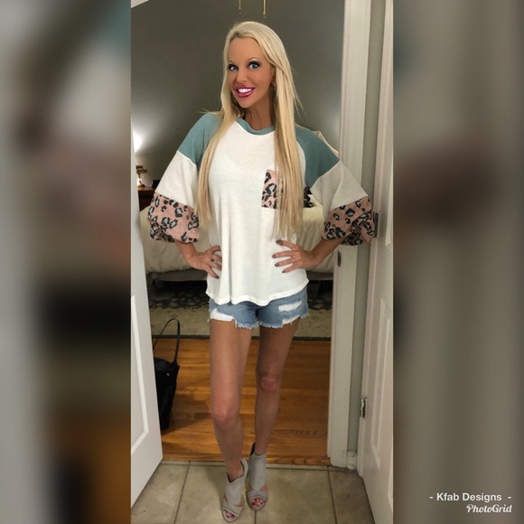 🛍LAST 1! Mint/Blush Animal Print Contrast Top - Picture 3 of 7